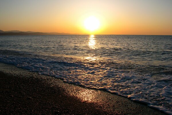 Soleil légitime au bord de la mer