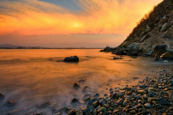 Maravillosas nubes junto al mar y la roca