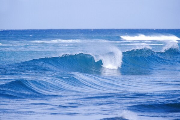 Grandes olas en el mar azul