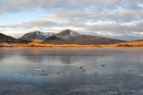 Widescreen wallpaper with river and mountains