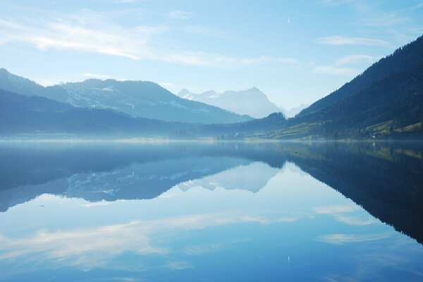 Reflexion des Himmels auf der Oberfläche des Flusses