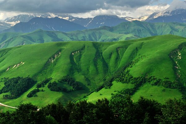 Magníficas vistas a las montañas. Osetia Del Sur