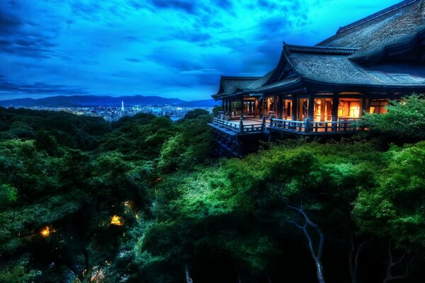 Maison japonaise dans les arbres à kyoto