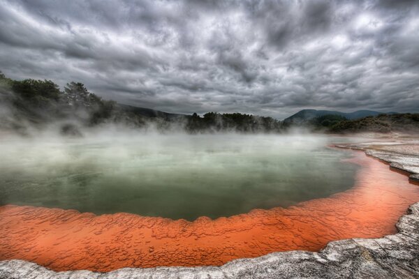 Source chaude du volcan dans le brouillard