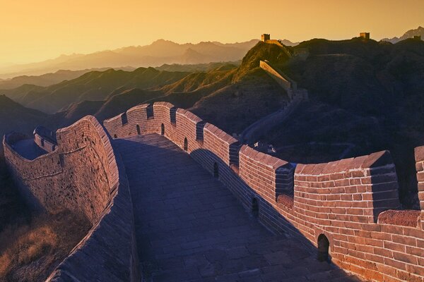 Chinesische Mauer biegt sich in die Berge