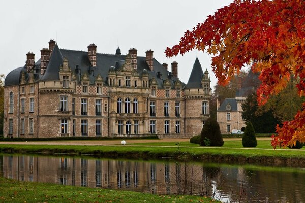 Schloss in der Nähe von Ahorn und Park