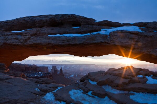 Los rayos del sol iluminan el cañón nevado