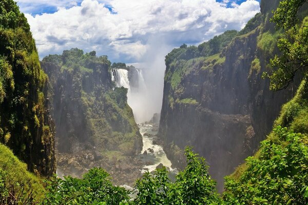 El paisaje es verde en las montañas, en la garganta entre ellos se ve el cielo