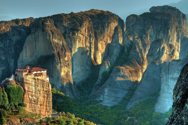 A house on a cliff in the middle of a deep canyon