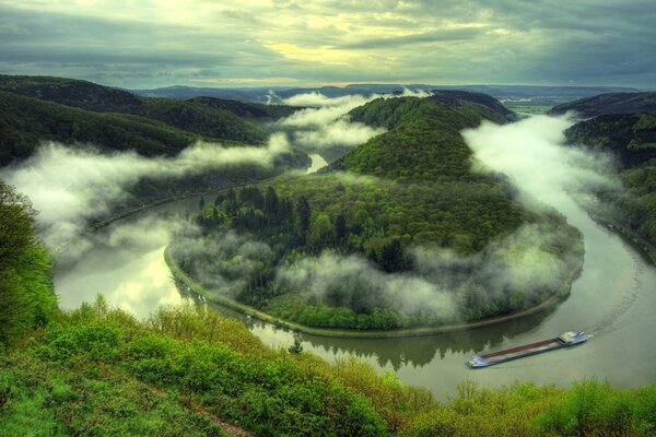 Die Landschaft des Flusses und des Waldes und der Blick auf einen schwimmenden Kasten