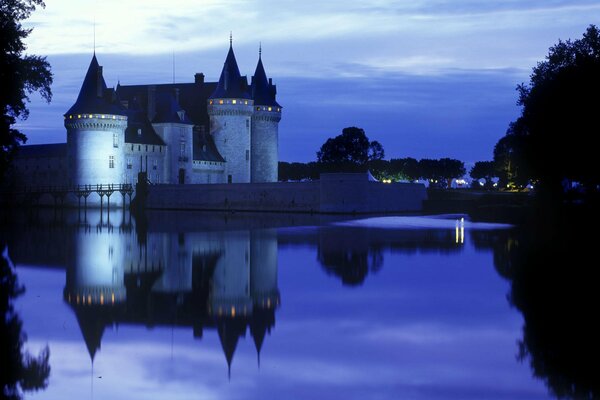 Reflejo del castillo en ale por la noche