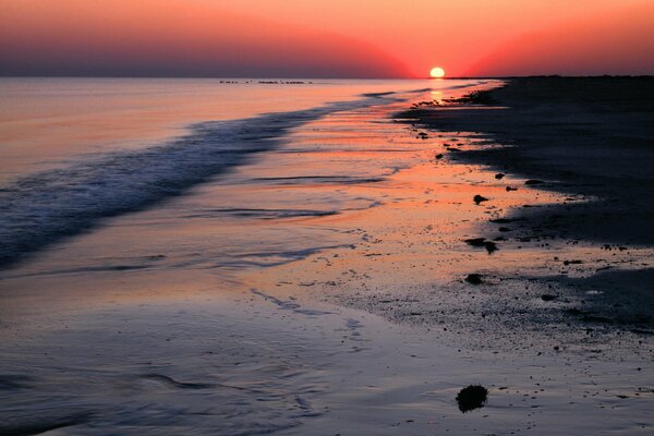 Coucher de soleil rouge sur la plage