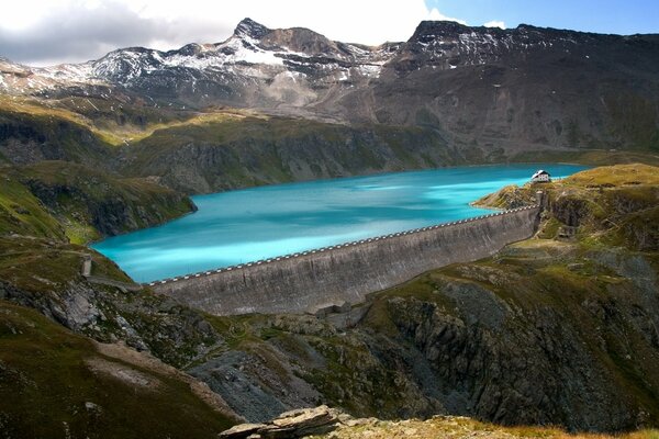 Błękitne jezioro z zaporą pośrodku skał