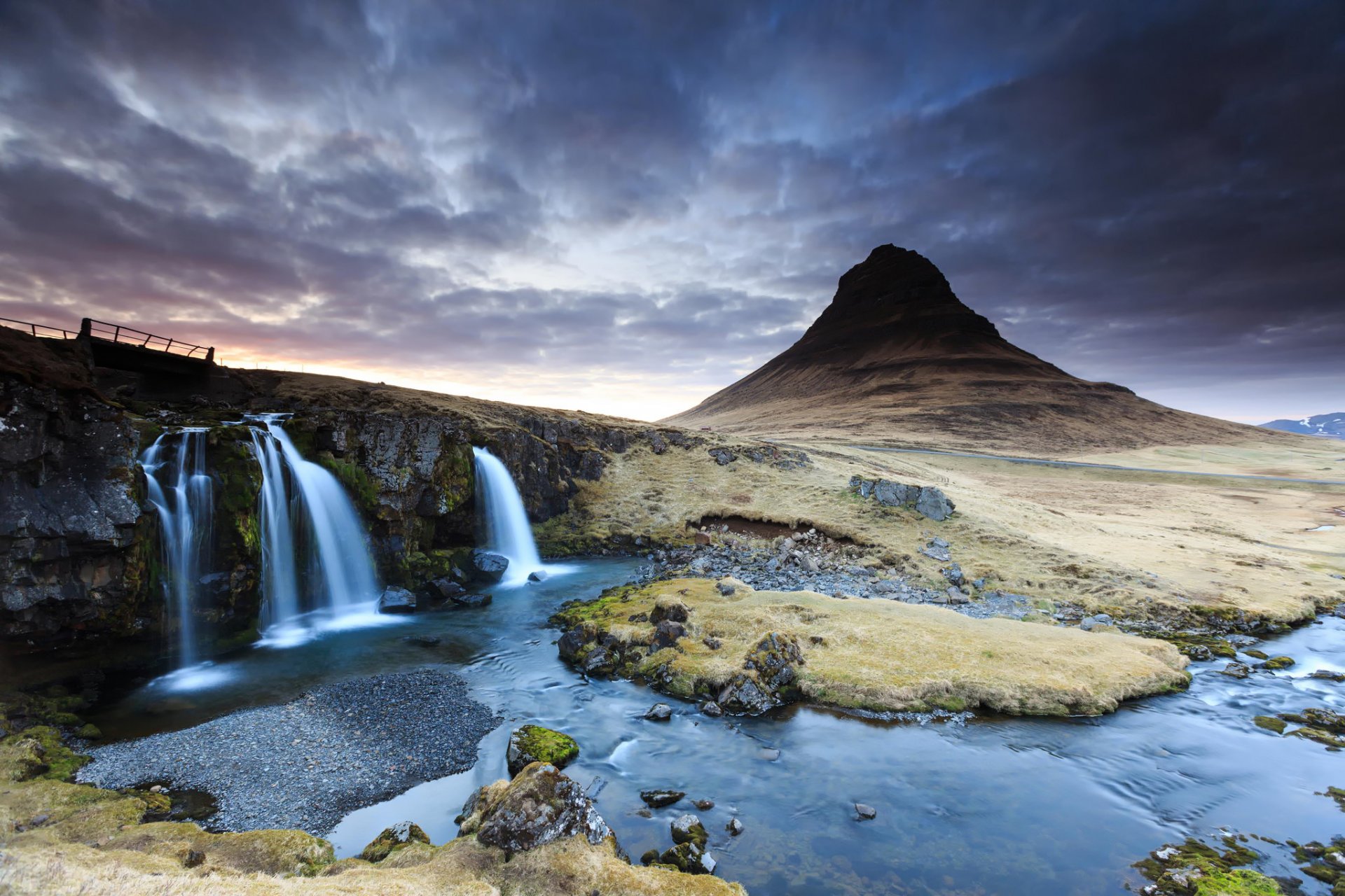 kirkjufell islandia góra wulkan wodospad rzeka wiosna zachód słońca chmury