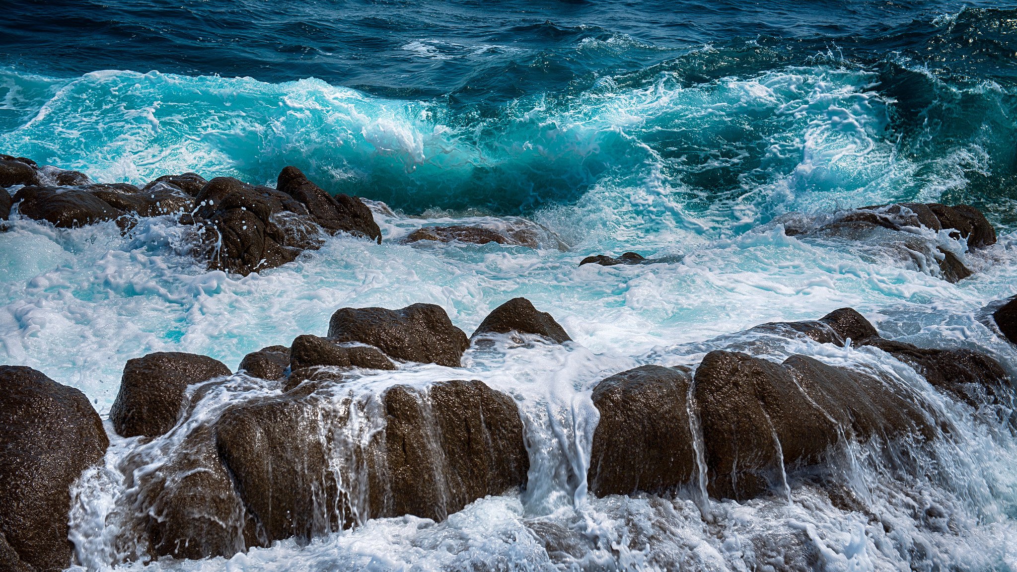 ea waves spray stones rock