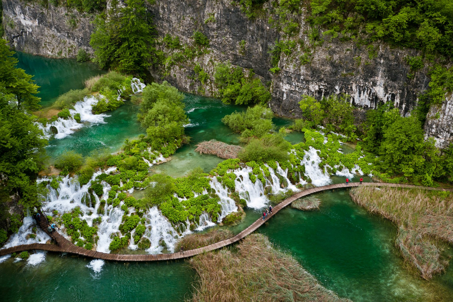 natur land paradis vert tropiques verdure végétation lac cascade rocher pont lacs de plitvice croatie parc national de plitvice