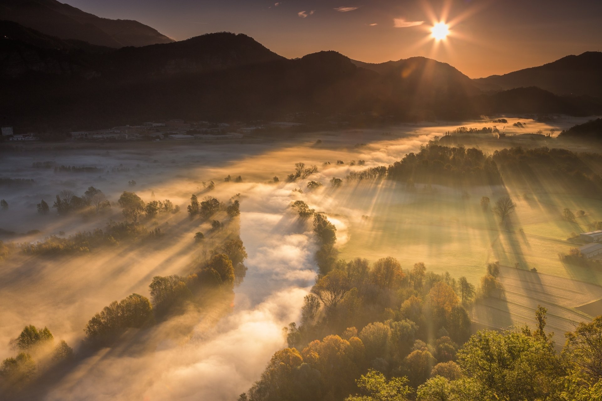 montagnes vallée rivière nature lumière rayons brouillard