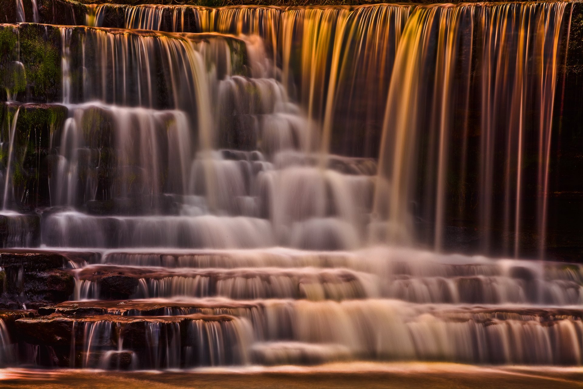 agua cascada escalones de piedra exposición