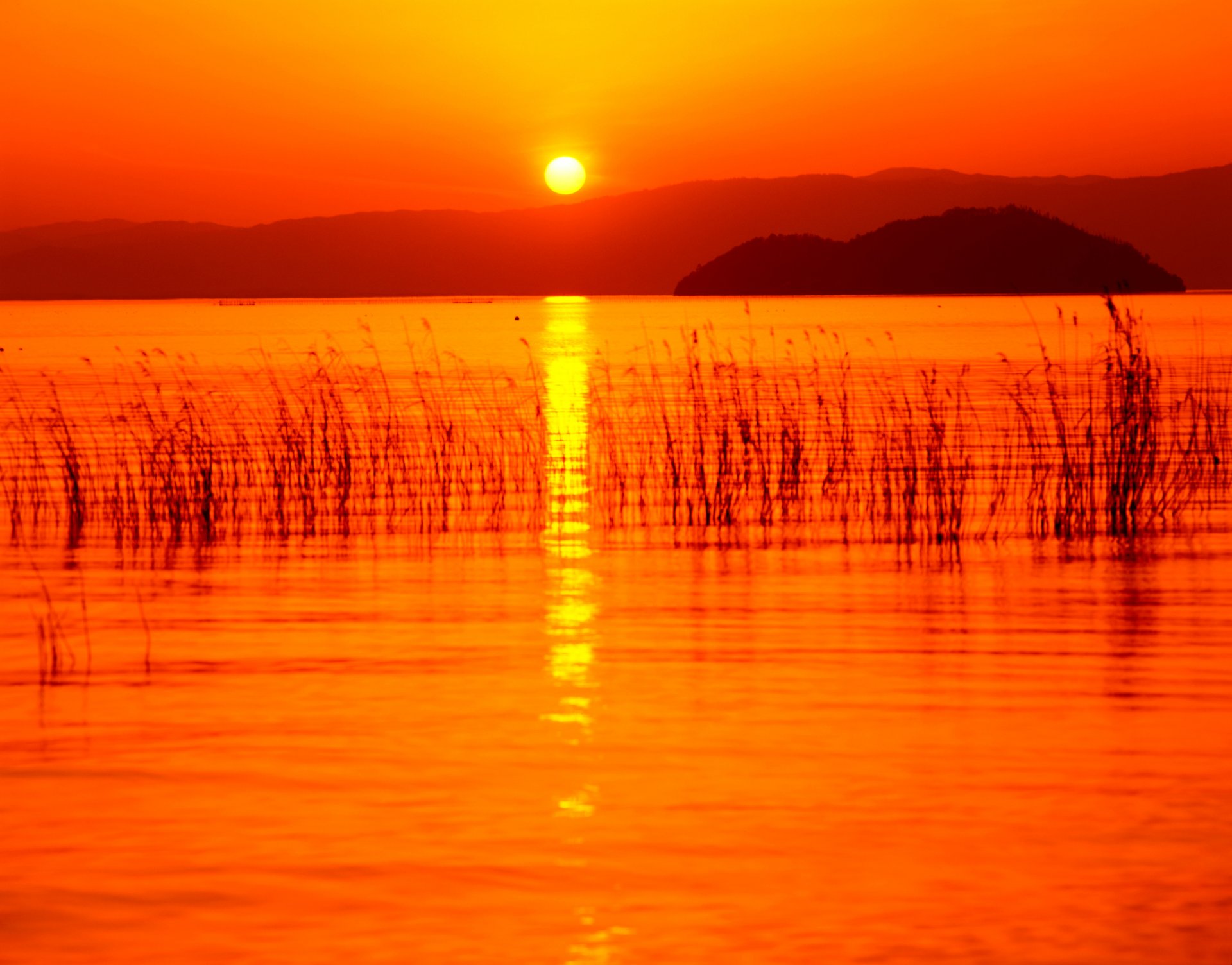 cielo sol puesta de sol lago montañas