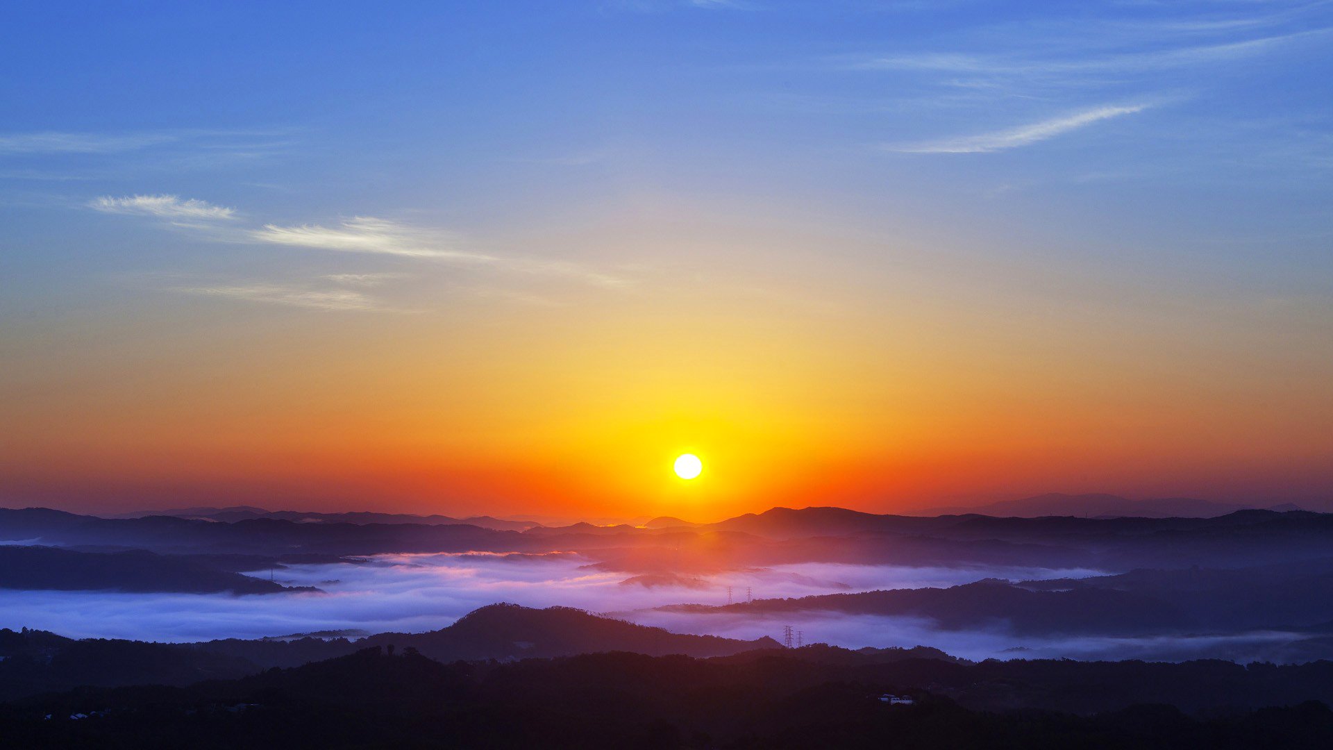 ciel nuages coucher de soleil soleil montagnes