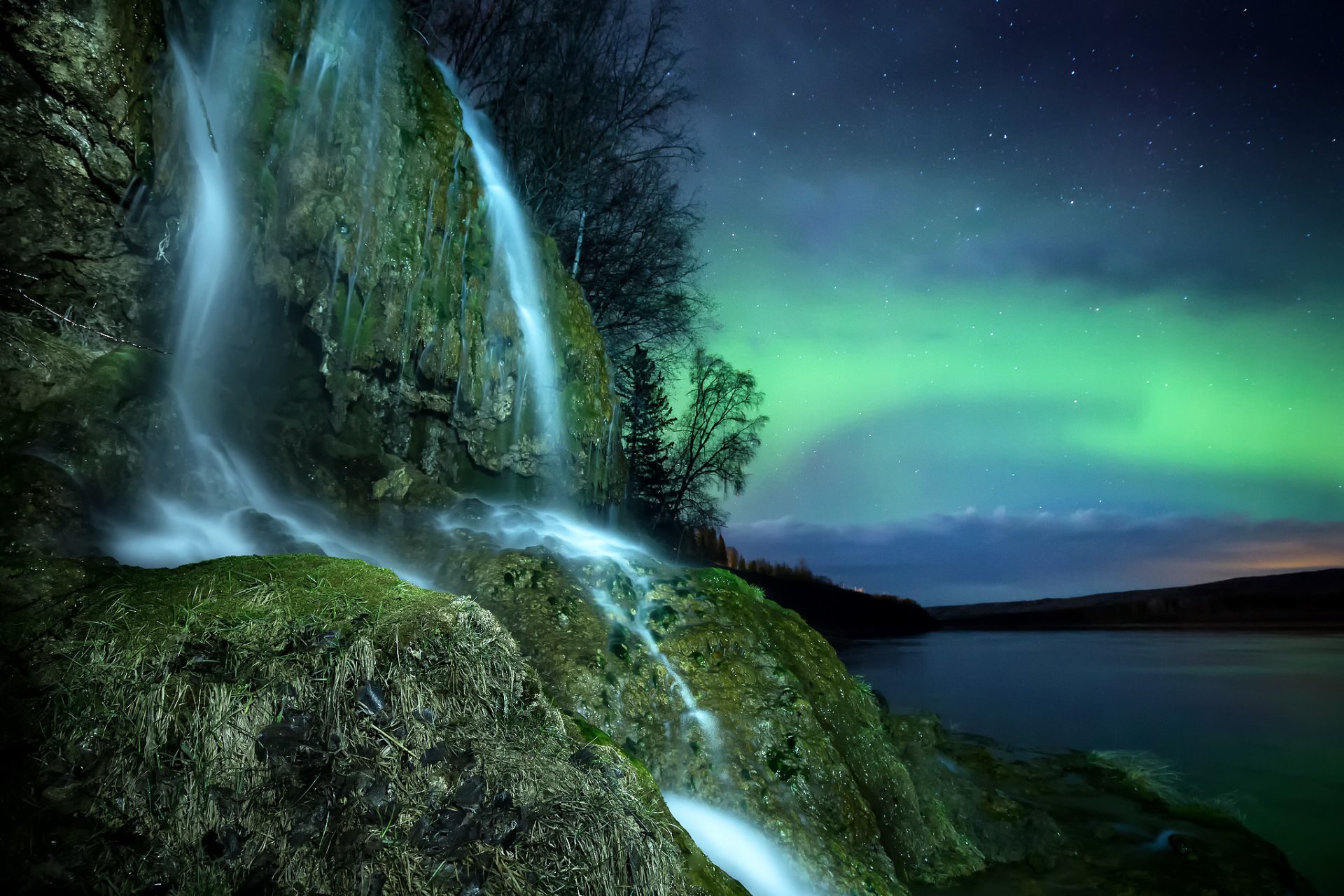 aurora boreale notte cielo stelle fiume roccia cascata alberi natura