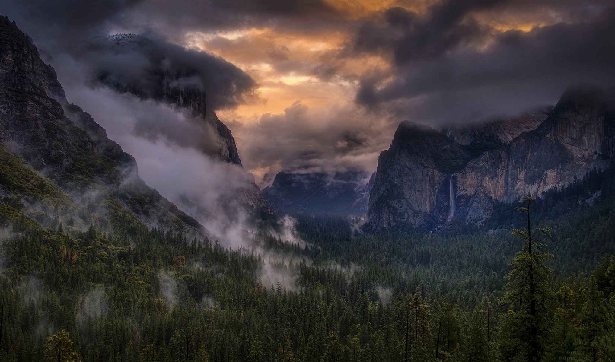 park narodowy yosemite sierra nevada usa góry niebo chmury drzewa mgła wodospad