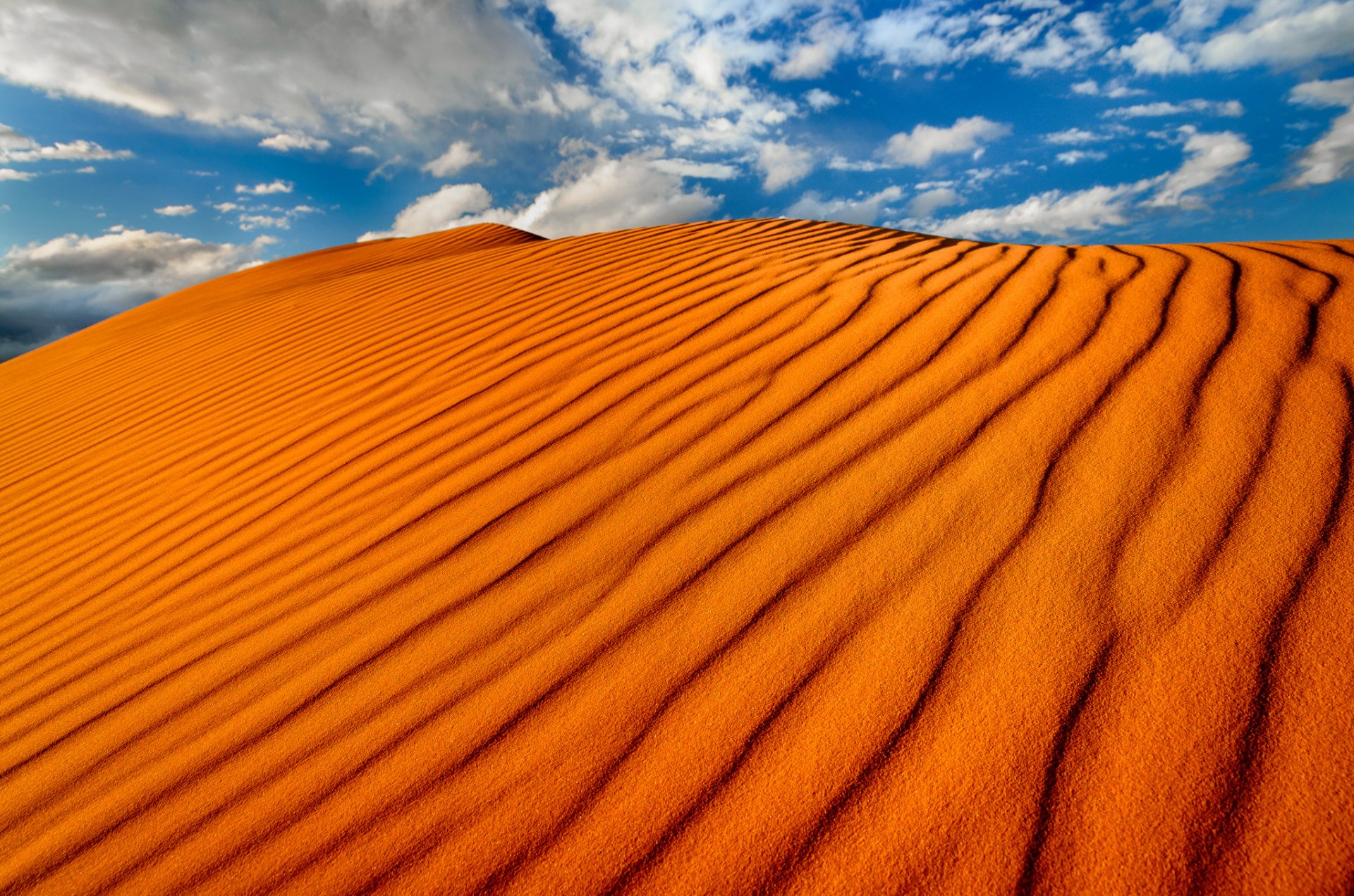 himmel wolken wüste sand barhan