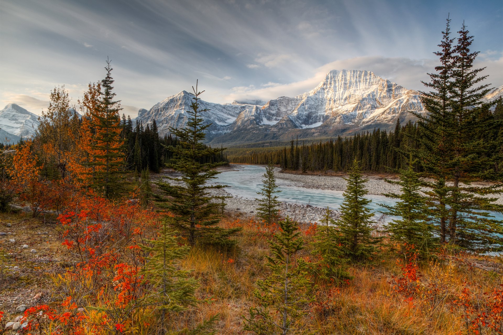 canada alberta parco nazionale di jasper fiume athabasca montagne foresta autunno ottobre