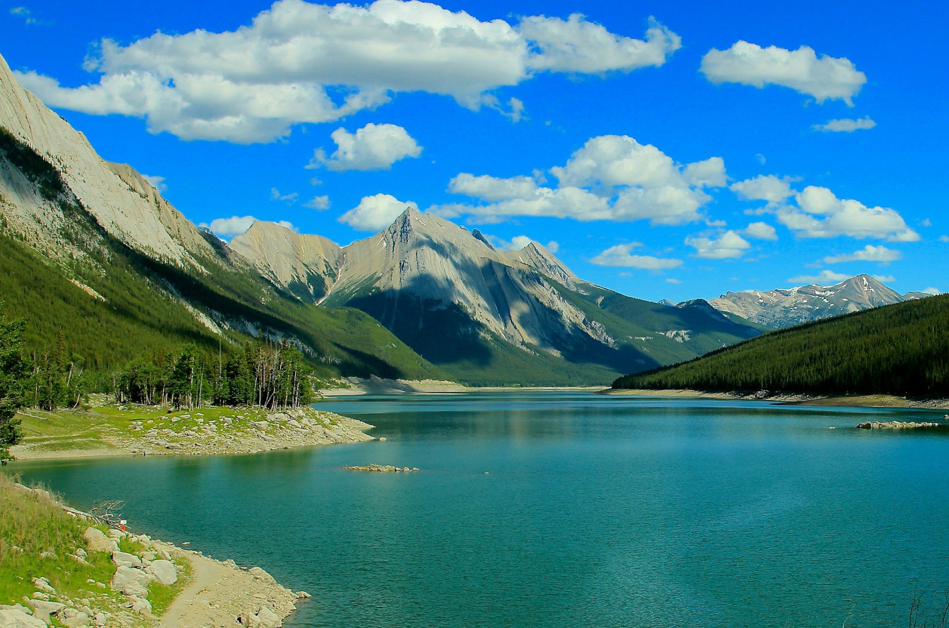 lago de medicina parque nacional jasper alberta canadá montañas lago árboles bosque nubes