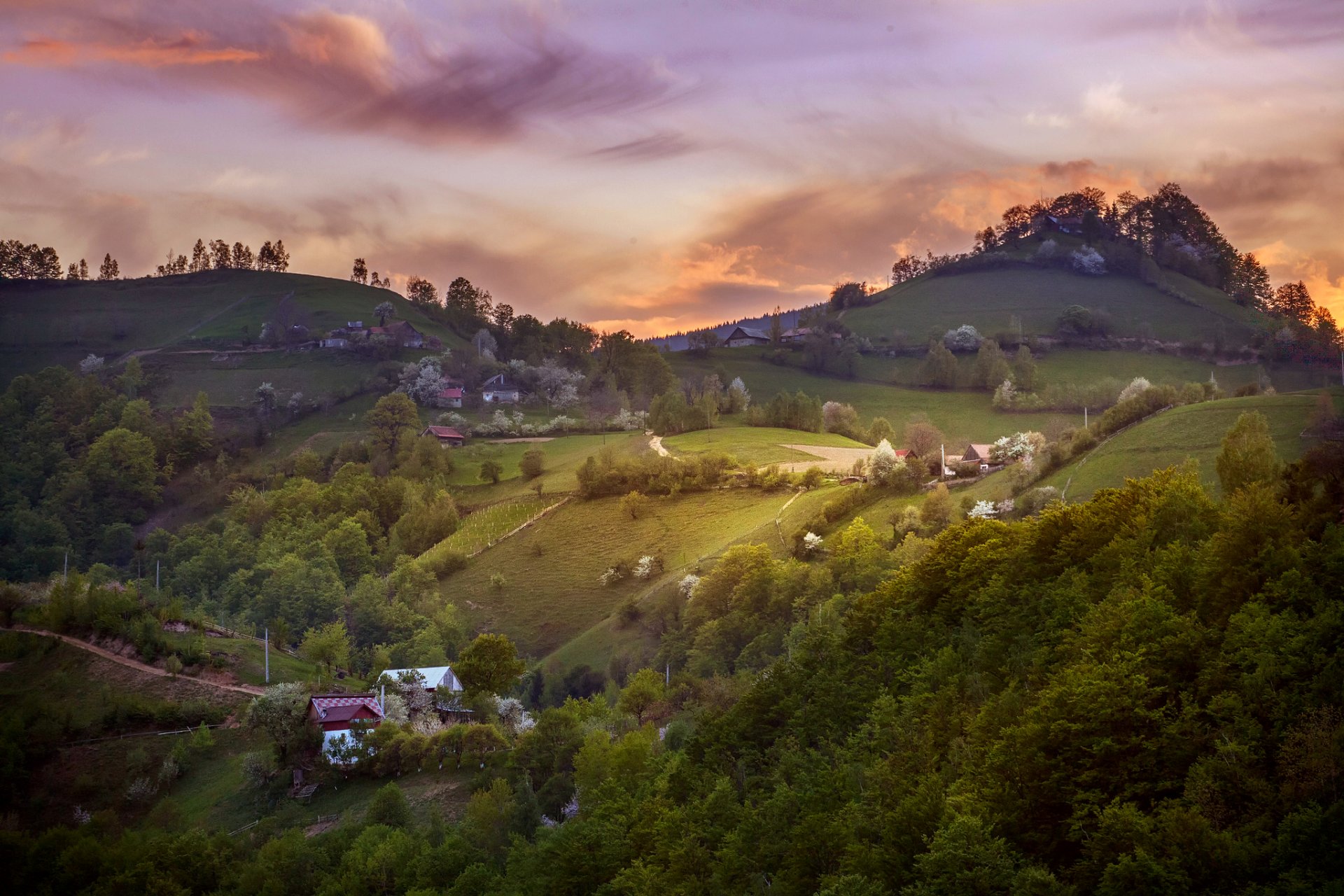 romania primavera mattina cielo nuvole colline villaggio