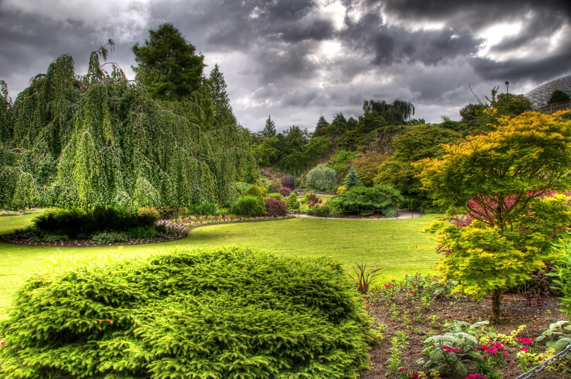 reine elizabeth jardin vancouver canada jardin pelouses parterres de fleurs fleurs buissons herbe verdure nuages nuageux traitement