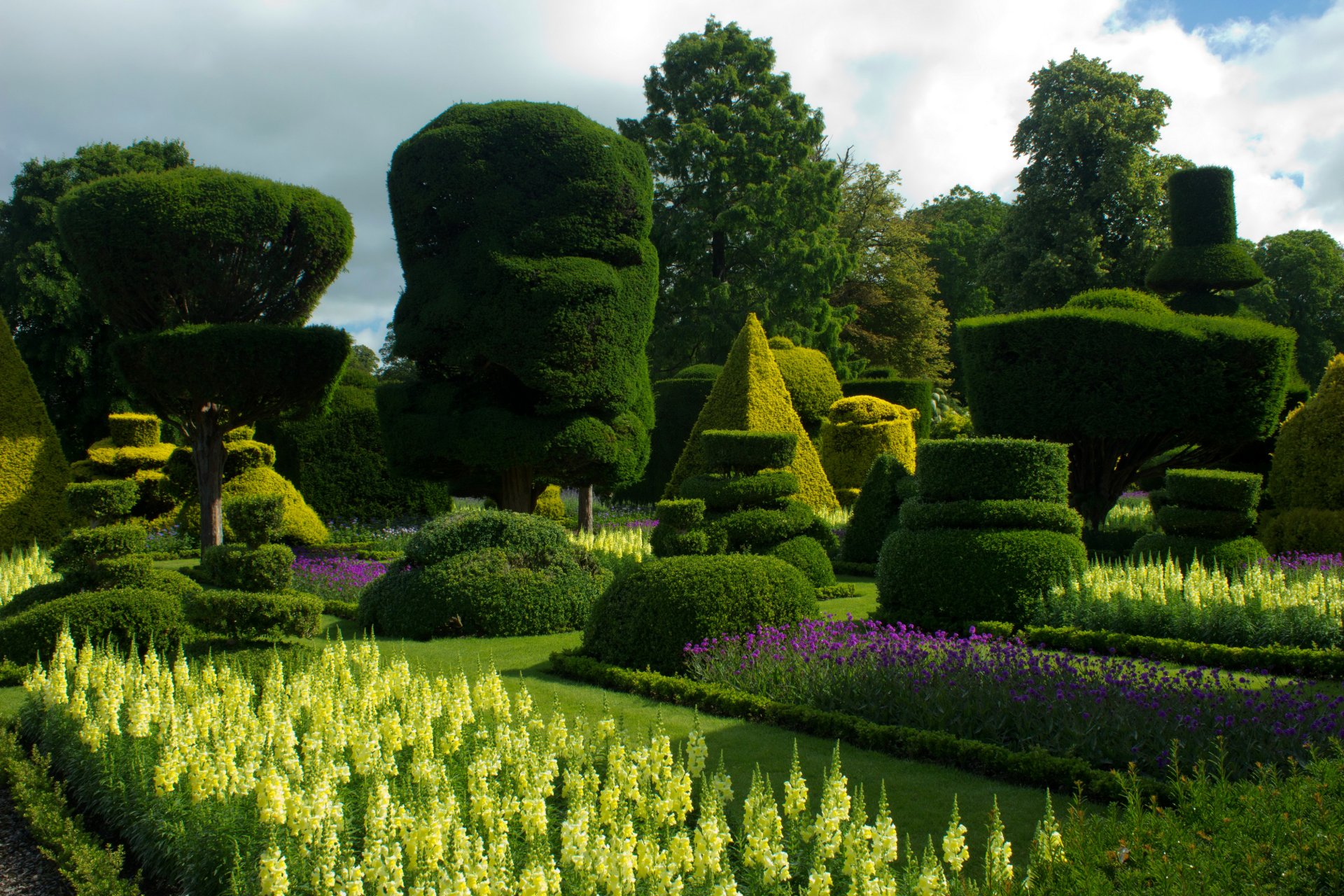 regno unito parco bocca di leone giardini bodnant galles verde prati aiuole cespugli fiori alberi design