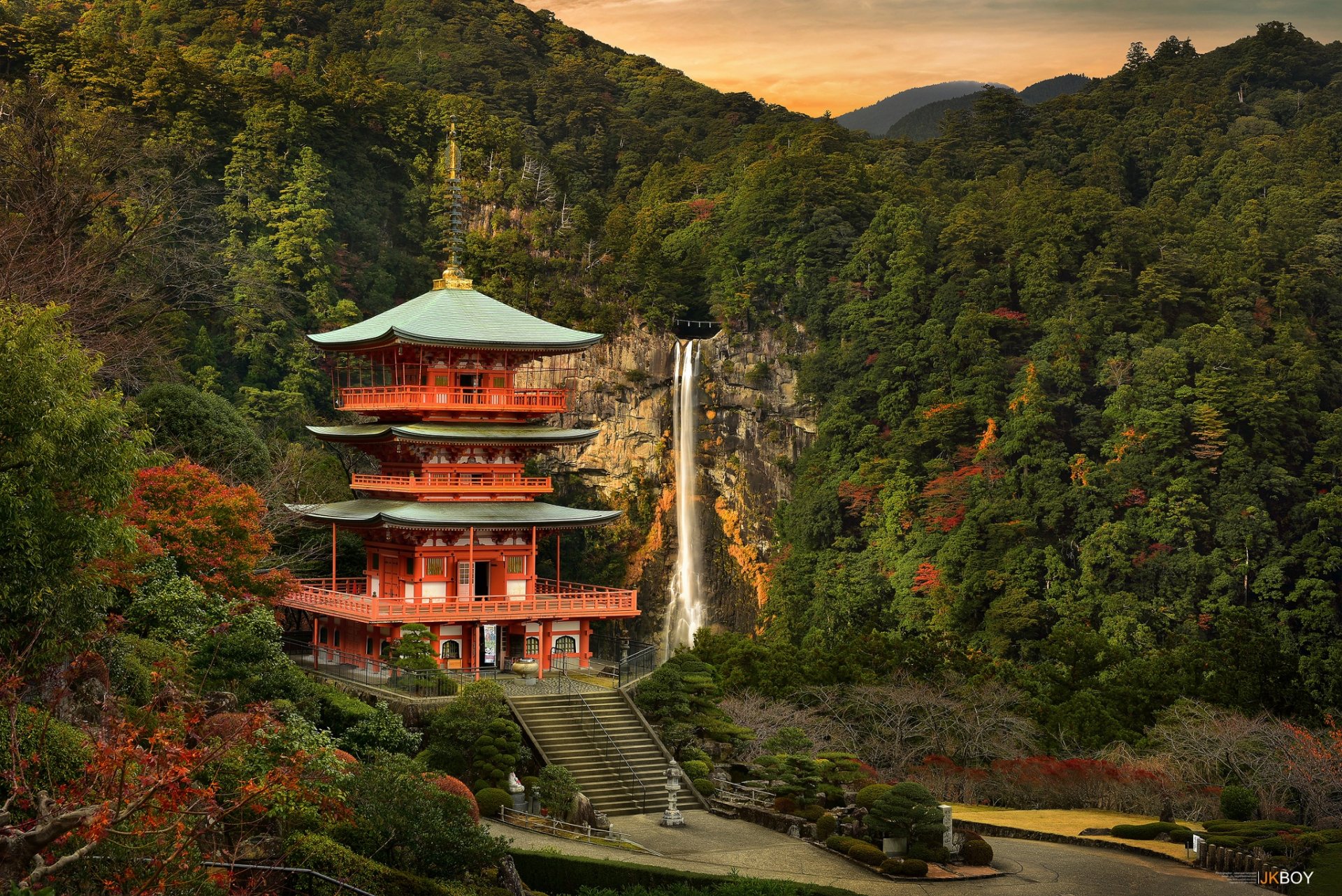 japón templo montañas bosque cascada