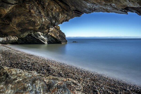 Roca mística cerca de la playa