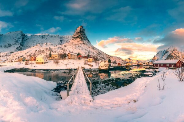 Dorf in den Bergen im Winter Foto