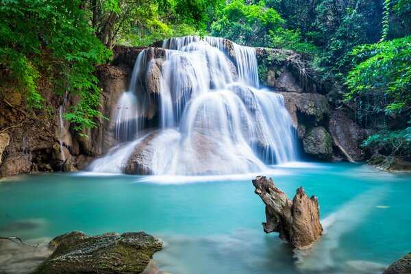 Wasserfall in den Bergen mit schöner Landschaft
