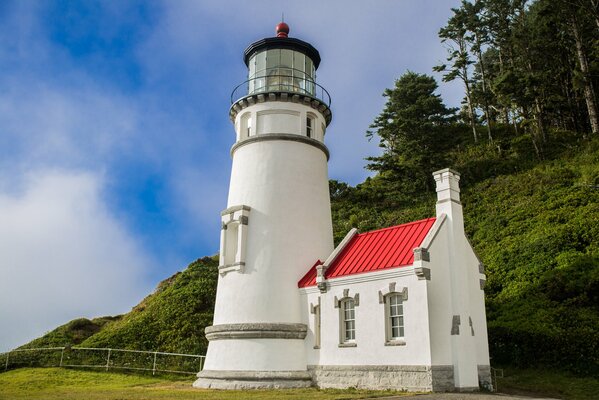 Phare sur fond de belle nature