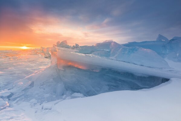 Lago Baikal en invierno al sol