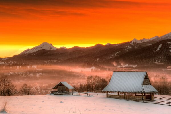 Berge im Hintergrund des Sonnenuntergangs in Polen