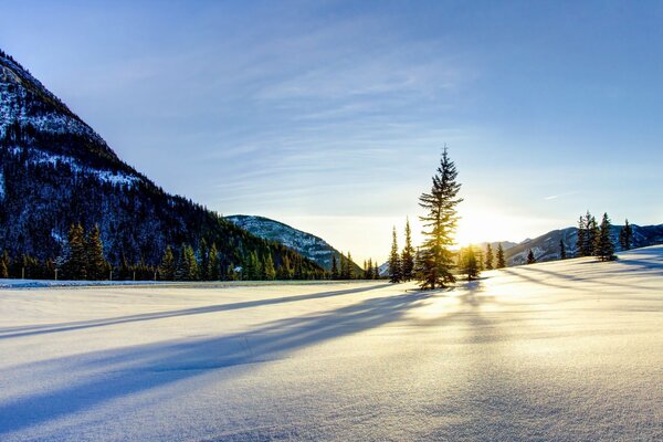 Lever du soleil dans les montagnes en hiver