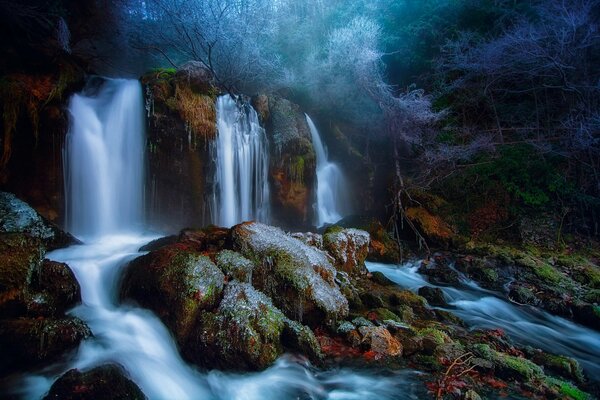 Image avec une belle cascade et un ciel sombre