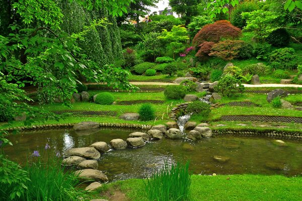 Grüne japanische Sommergärten in Frankreich