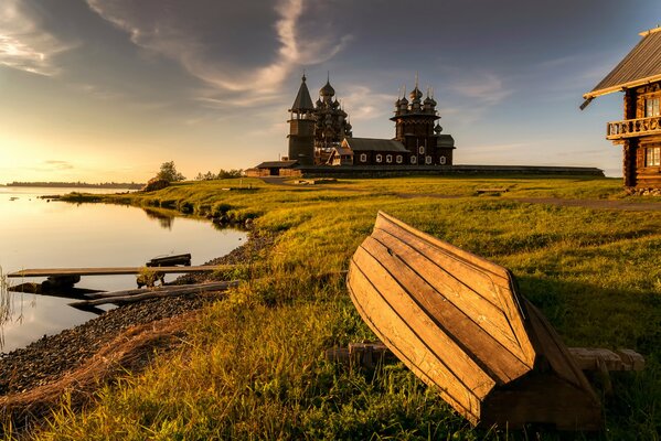 Eine Kirche, die am Ufer in Russland steht