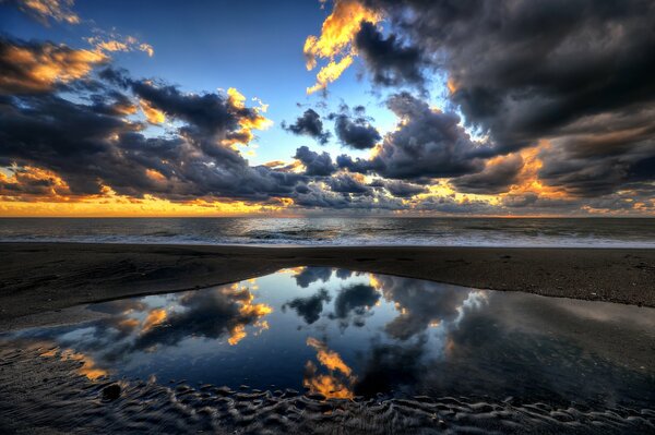 Riflesso del cielo e del tramonto nel mare