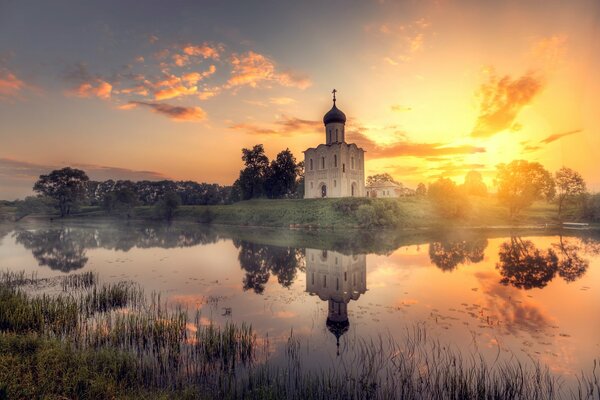 Świątynia o zachodzie słońca na tle jeziora