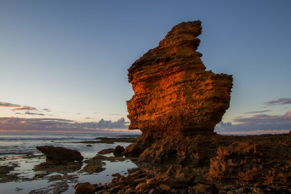 Un remanente solitario de roca en la orilla de un mar silencioso