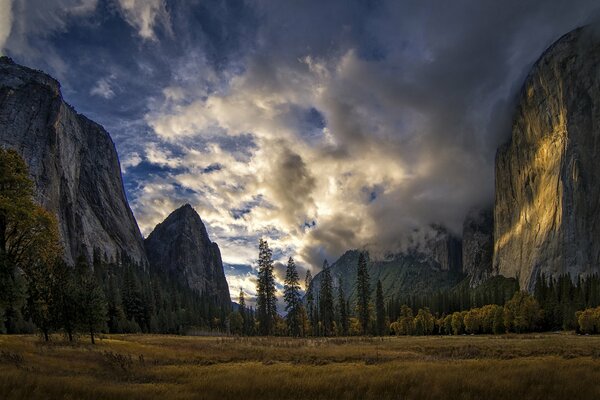 Piękne góry w Parku Narodowym Yosemite