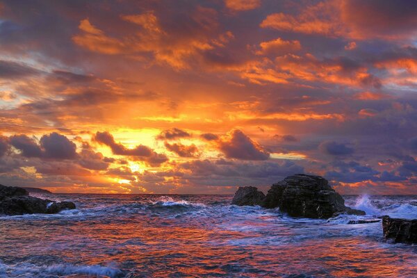 Mare al tramonto con rocce