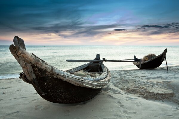 Mer et sable et bateaux sur le rivage