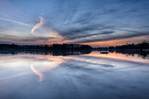 Ein perfekter Spiegelbild der schönen Natur